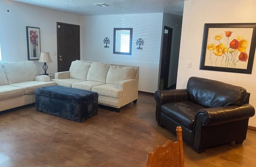 Ada House | Quiet Edge-of-Town Gem: Huge Lot, Peaceful Vibes, 5 Min to Attractions & Airport