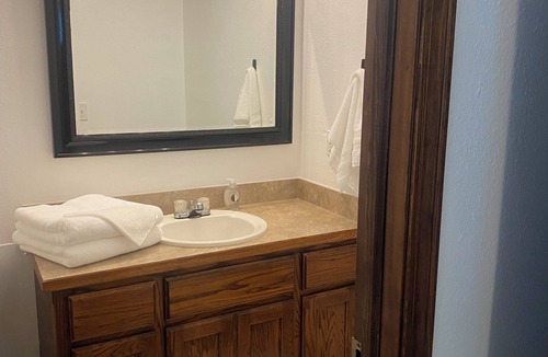Ada House | Quiet Edge-of-Town Gem: Huge Lot, Peaceful Vibes, 5 Min to Attractions & Airport