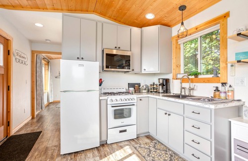 Lynden House | Quiet Farm Stay with Private Hot Tub, Open Skies, and Room to Breathe