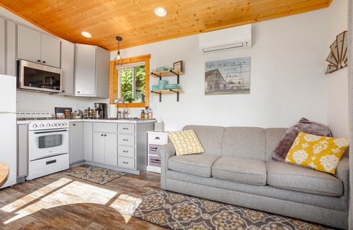 Lynden House | Quiet Farm Stay with Private Hot Tub, Open Skies, and Room to Breathe