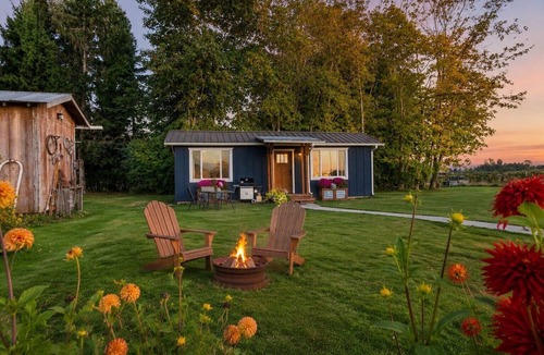 Lynden House | Quiet Farm Stay with Private Hot Tub, Open Skies, and Room to Breathe