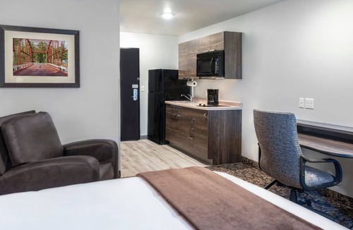 Mitchell Hotel | Quiet Haven with Modern Design Near Lake Mitchell and Dakota Discovery Museum
