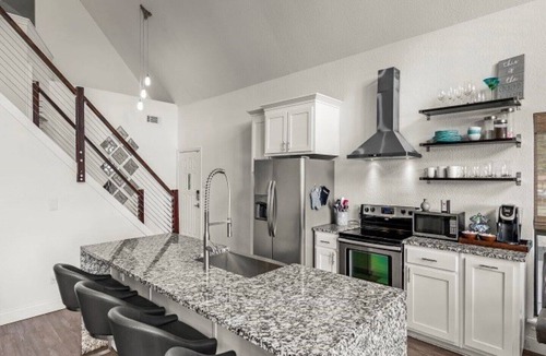 Leisure Land House | Quiet lakefront cottage a perfect oasis for relaxing with family and friends