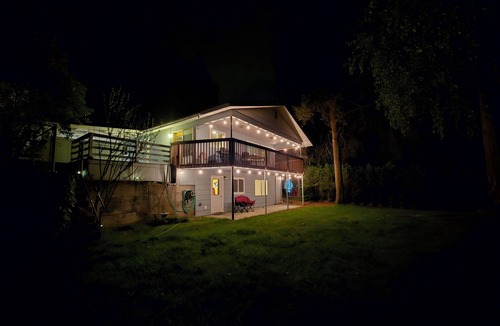 Oroville House | Quiet Lakefront Home with Private Beach & Stunning Views - Great for Families