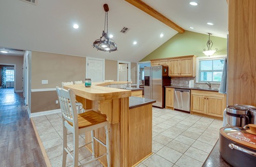 Lawson House | Quiet Marion Getaway with Fireplace!