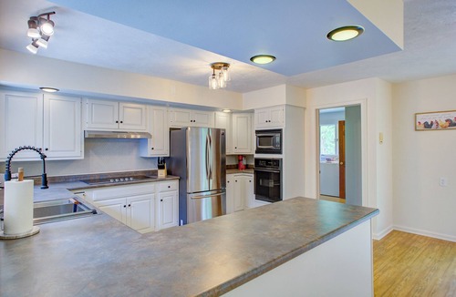 Rosewood House | Quiet nature 5-bedroom retreat located by Davey Woods State Preserve
