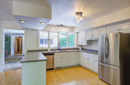 Rosewood House | Quiet nature 5-bedroom retreat located by Davey Woods State Preserve