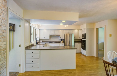 Rosewood House | Quiet nature 5-bedroom retreat located by Davey Woods State Preserve