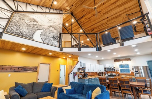Mount Judea House | Quiet Ozark Mountain Retreat for Families & Friends- Sleeps 12+