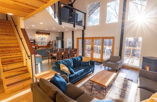 Mount Judea House | Quiet Ozark Mountain Retreat for Families & Friends- Sleeps 12+