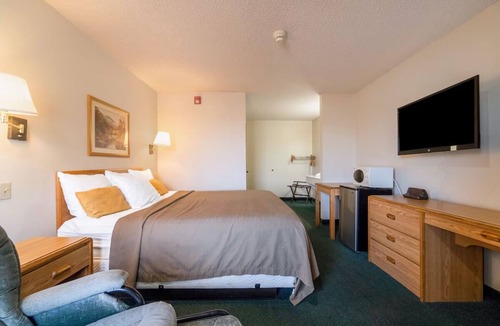 Texhoma Hotel | Quiet & Peaceful Stay! King Room w/Desk – Ideal for Budget Travelers