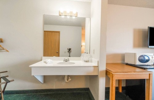 Texhoma Hotel | Quiet & Peaceful Stay! King Room w/Desk – Ideal for Budget Travelers