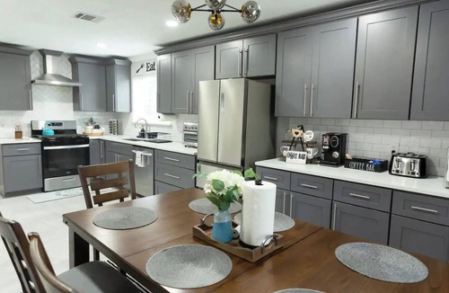 Barker House | Quiet & Relax Getaway- Pool Table, Grill, &Netflix