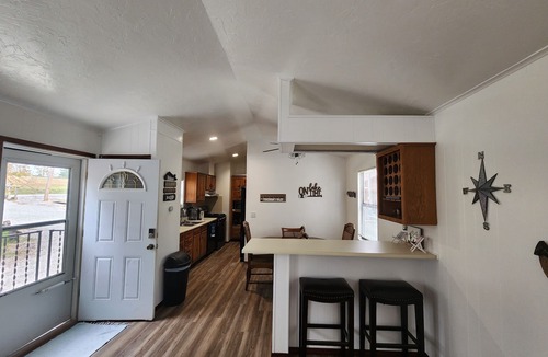 Eufaula House | Quiet Retreat. 5 Minutes to the Marina and Boat Ramp and Pet Friendly!