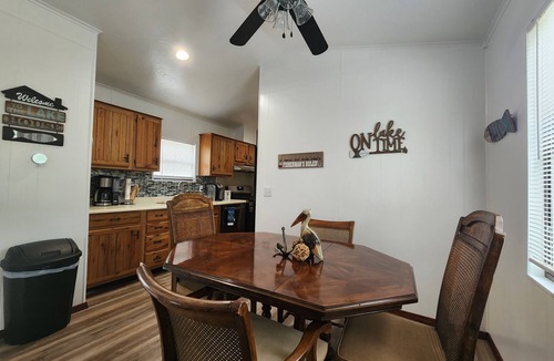 Eufaula House | Quiet Retreat. 5 Minutes to the Marina and Boat Ramp and Pet Friendly!