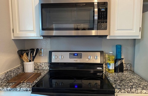 Lake Highlands Condo | Quiet & Spacious 2-BR, 1-car garage