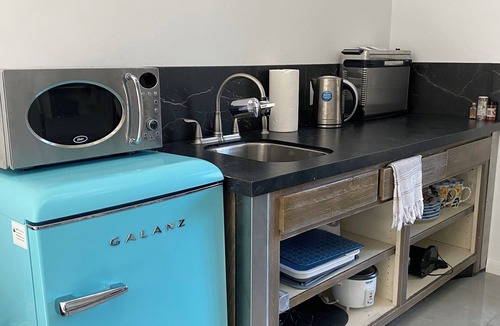 Broadmoor House | Quiet studio by the gardens with in-ground pool access, registered guests only.