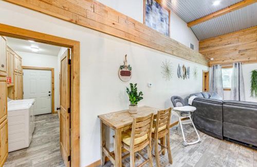 Quitman House | Quitman Lakefront Cabin w/Screened Porch & Grill!