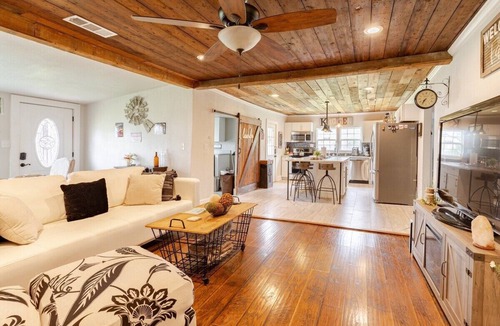 Waxahachie House | Railway Retreat and Relaxation Station- Sleeps 9