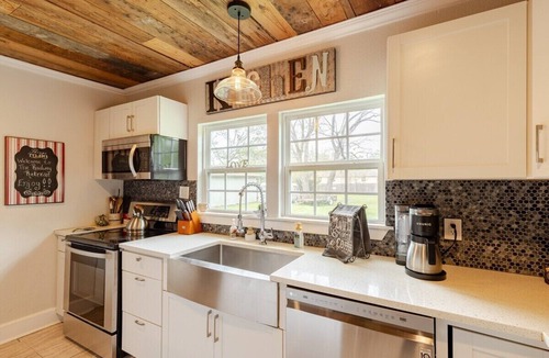Waxahachie House | Railway Retreat and Relaxation Station- Sleeps 9
