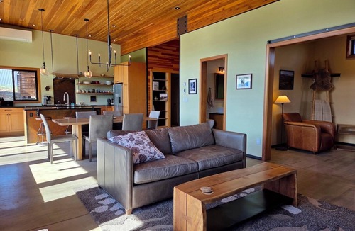 Winthrop House | Rain's End-Breathtaking Views, Close to Winthrop!