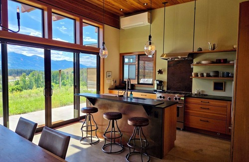 Winthrop House | Rain's End-Breathtaking Views, Close to Winthrop!