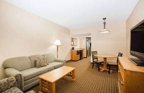 Urbandale Hotel | Ramada Tropics Resort & Conf Center by Wyndham Des Moines