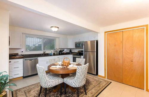 Sequim Apartment | Ramblin Rose, Apartment in Central Area, Sleeps 4