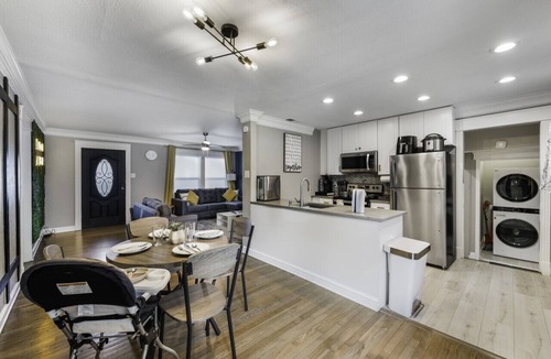 South Arlington Cottage | Rare Exclusive Retreat Private Hot Tub King Bed