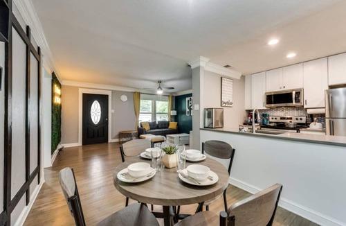 South Arlington Cottage | Rare Exclusive Retreat Private Hot Tub King Bed