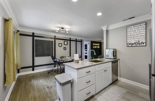 South Arlington Cottage | Rare Exclusive Retreat Private Hot Tub King Bed