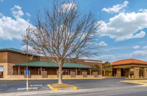 Roswell House | Rare Find! 4 Relaxing Units, Free Breakfast, Free Parking, Pet-friendly Property