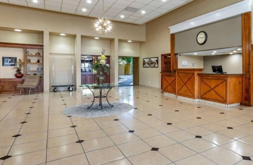 Roswell House | Rare Find! 4 Relaxing Units, Free Breakfast, Free Parking, Pet-friendly Property