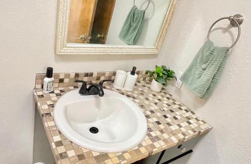 El Paso Apartment | Rare to find 2 bedrooms 1 King bed & 2 Twins beds 2 bathrooms