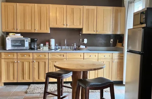 Westcliffe Hotel | Ravens' Aspen Breeze 3rm Suite, King, living w/kitchenette, w/Fire Pit & Grill