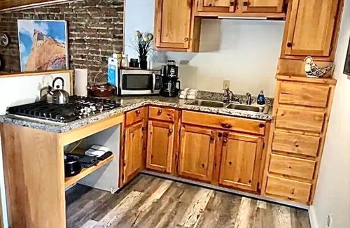 Westcliffe Hotel | Ravens Little Brick Lodge on Main, King, Living Rm, Kitchen, Grill, Dog ok