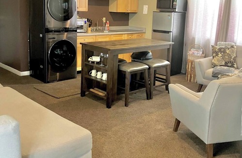 Westcliffe Hotel | Ravens Sunny Days King Studio w/Kitchenette, w/d, deck fire pit/grill