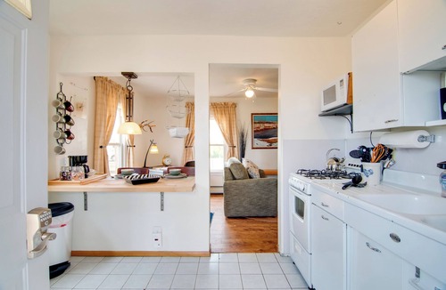 Laramie House | Red Gates Cottage 3 Miles to University!