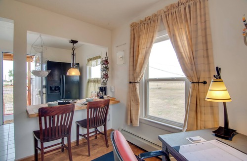 Laramie House | Red Gates Cottage 3 Miles to University!