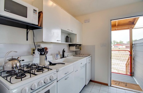 Laramie House | Red Gates Cottage 3 Miles to University!