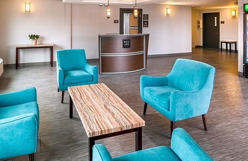 Northwest Everett Hotel | Red Lion Inn & Suites Everett