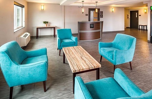 Northwest Everett Hotel | Red Lion Inn & Suites Everett