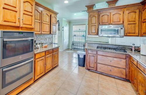 Red Oak House | Red Oak Group Getaway w/Yard + Patio