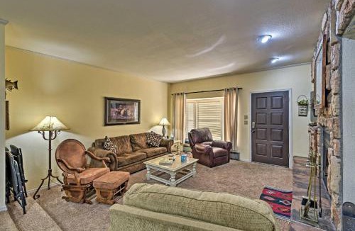 Red River House | Red River Townhome with Balcony & Mtn Views!