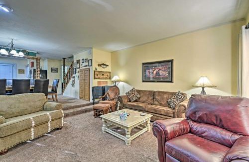 Red River House | Red River Townhome with Balcony & Mtn Views!