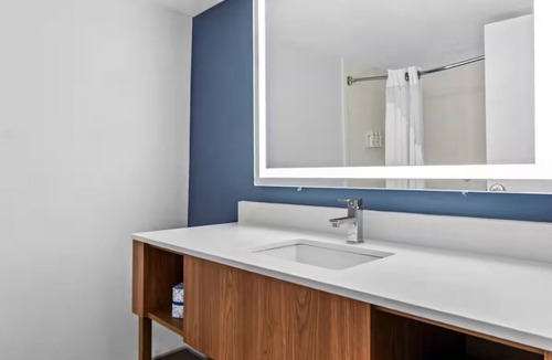 Cheyenne Hotel | Refreshed Space | Deluxe 2 Room King Suite Near Scenic Cheyenne Botanic Gardens