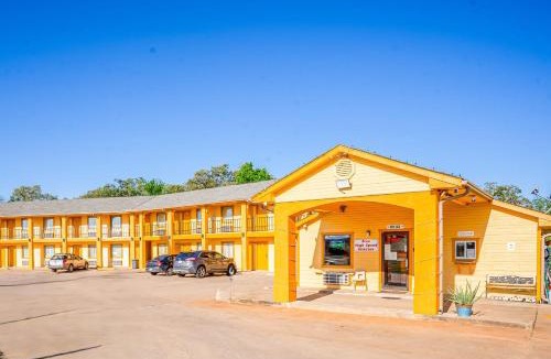 Rockdale Hotel | Regency Inn By OYO Rockdale TX