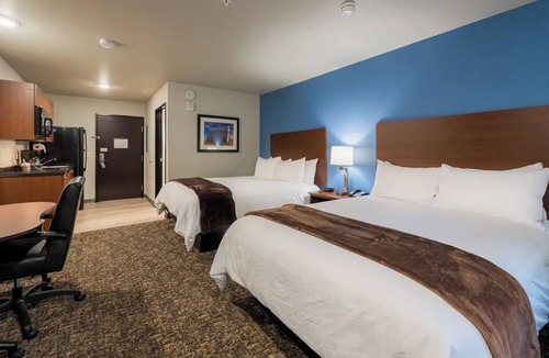 Altoona Hotel | Relax After Adventure in a Comfy Room w/Kitchen Close to Dining