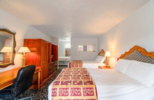 Lawton Hotel | Relax After Sightseeing in King Room w/Seasonal Pool Near Wichita Mountains