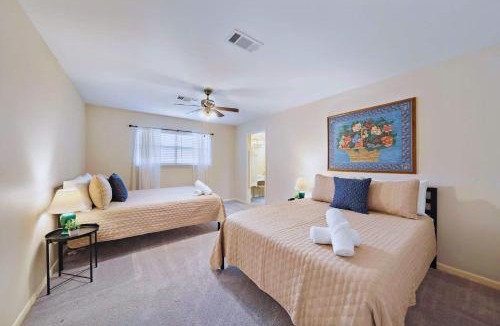 Baytown House | Relax and Play 3BR Retreat w Sunroom